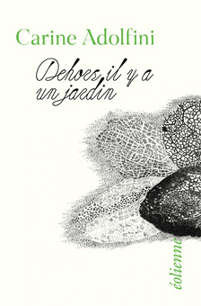 Dehors, il y a un jardin